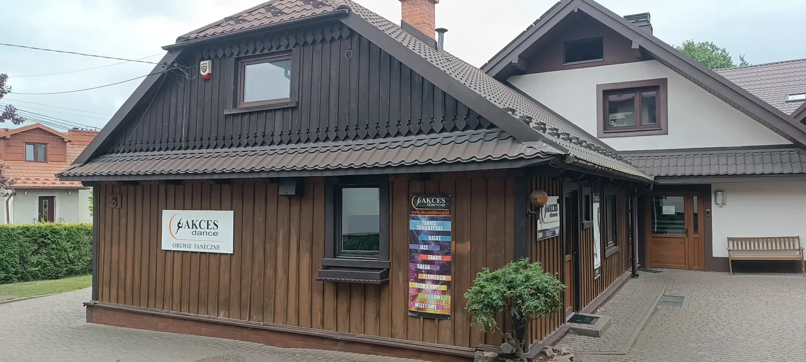 Drewniany budynek zakładu widziany od strony wejścia.